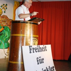 11.11. in der Linde: Gene Bruderhofer diesmal als Demonstrant.