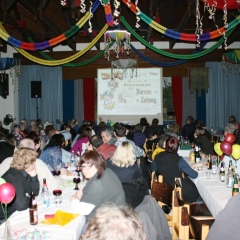 90 Jahre Schneckenburg: Das Publikum folgte der Präsentation der Vereinsgeschichte.