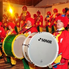 Die Clowngruppe beim Guggenmusik-Treffen der Egger Gassenfeger.