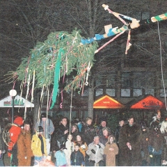 Narrenbaumsetzen auf dem Gottmannplatz: Der Baum wird gestellt.