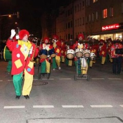 Narrenbaumsetzen auf dem Gottmannplatz: Danach folgte die Clowngruppe.