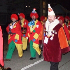 Schmutziger Donnerstag: Die Clowngruppe beim Wecken durch Petershausen.