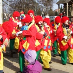 Schmutziger Donnerstag: Besuch des Maria-Hilf-Kindergartens durch die Clowngruppe.