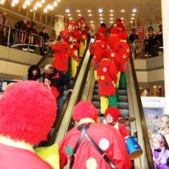 Schmutziger Donnerstag: Rolltreppe fahren im Seerheincenter. Ein jährlicher Spass für Jung und Alt.