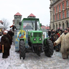 Umzug am Fasnachtssonntag: Der Jubiläumselferrat fährt auf dem geliehenen Wagen der Niederburg mit.