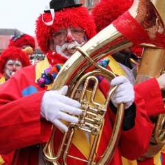 Umzug am Fasnachtssonntag: Die Clowngruppe der Schneckenburg.