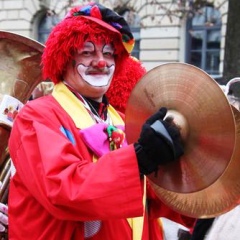 Umzug am Fasnachtssonntag: Die Clowngruppe der Schneckenburg.