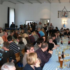 Ordensverleihung mit Weißwurstfrühstück: Der Saal des Musikvereins Eintracht Petershausen war voll besetzt.