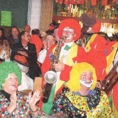Rosenmontag: Spielen der Clowngruppe beim Speckessen.