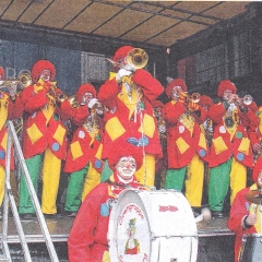 Schmutziger Donnerstag: Spielen der Clowngruppe auf der Marktstätte.
