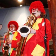Frühschoppen im Konzil: Die Clowngruppe eröffnete das Programm.