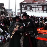 Fanfarenzug und Räuber beim Umzug in Gundelfingen.