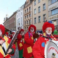 Umzug am Fasnachtssonntag in der Stadt: Gefolgt von der Clowngruppe.