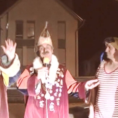 11.11. in der Linde: Taufe des Elferrates Thorsten Saile am Brunnen vor der Linde.