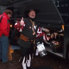 Fanfarenzug und Räuber beim Umzug in Gundelfingen.