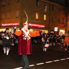 Narrenbaumstellen auf dem Gottmannplatz: Präsident Jürgen Stöß lief an der Spitze des Umzuges.