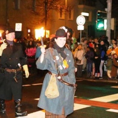 Narrenbaumstellen auf dem Gottmannplatz: Gefolgt vom Schneckenbürgler Räuber.