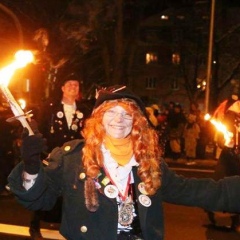 Narrenbaumstellen auf dem Gottmannplatz: Gefolgt vom Schneckenbürgler Räuber.
