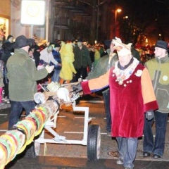 Narrenbaumstellen auf dem Gottmannplatz: Der Hauptakteur wurde auf den Platz gezogen.