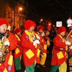 Narrenbaumstellen auf dem Gottmannplatz: Am Schluß folgte die Clowngruppe.