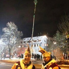 Narrenbaumstellen auf dem Gottmannplatz: Die Elferräte Jörg Deicher und Heinz Auer stehen stolz vor dem Baum.