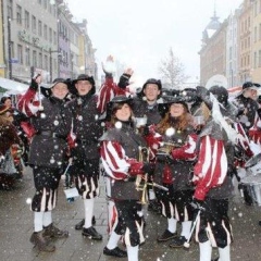Der Fanfarenzug der Schneckenburg beim Närrischen Jahrmarkt auf der Marktstätte.
