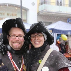 Der Fanfarenzug der Schneckenburg beim Närrischen Jahrmarkt auf der Marktstätte.