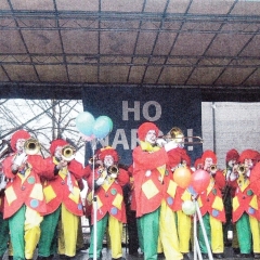 Schmutziger Donnerstag: Die Clowngruppe beim Spielen auf der Marktstätte.