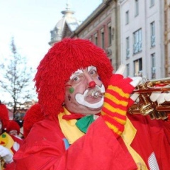 Umzug am Fasnachtssonntag in der Stadt: Gefolgt von der Clowngruppe.