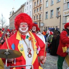 Umzug am Fasnachtssonntag in der Stadt: Gefolgt von der Clowngruppe.