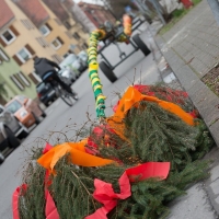 Narrenbaumstellen auf dem Gottmannplatz: Auch der Baum lag bereit zum Stellen.