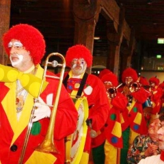 Frühschoppen im Konzil: Die Clowngruppe der Schneckenburg.