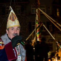 Narrenbaumstellen auf dem Gottmannplatz: Vizepräsident Ekki Moser bei der Ansage.