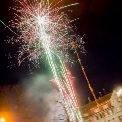 Narrenbaumstellen auf dem Gottmannplatz: Nach dem Stellen gab es noch ein kleines Feuerwerk.