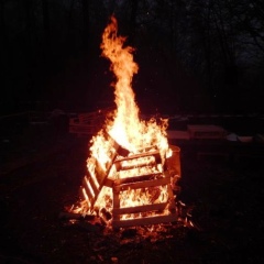 Schneeschreckerwachen in der Unikurve: Noch lange konnte man sich am Feuer wärmen.