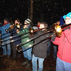 Schneeschreckerwachen in der Unikurve: Dann spielte die Clowngruppe unter der Leitung von Gerd Zachenbacher.