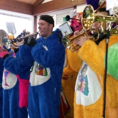 Schmutziger Donnerstag: Der Fanfarenzug besuchte den Kindergarten.