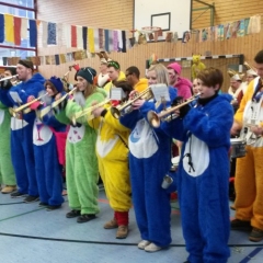 Schmutziger Donnerstag: Die Schneckenburg befreite die Gebhart-Schule.