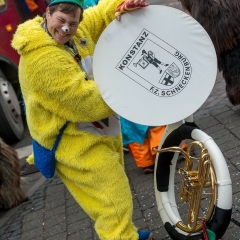 Schmutziger Donnerstag: Arthur trug schon schwer an seinem Instrument.