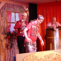 11.11. in der Linde: Präsident Jürgen Stöß überreichte den Orden und die Kappe.