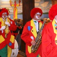 Frühschoppen im Konzil: Einmarsch der Clowngruppe.