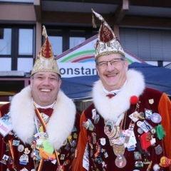 Narrenbaumstellen auf dem Gottmannplatz: Das Ansagerduo Axel Zunker und Rolf Reisacher warten auf das Eintreffen des Umzuges mit dem Narrenbaum.