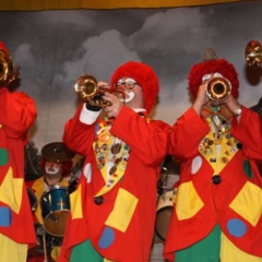 Quaker-Frühschoppen in Allmannsdorf: Die Clowngruppe spielte auf der Bühne.