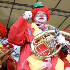 Schmutziger Donnerstag: Auftritt auf der Bühne des Südkuriers auf dem Fischmarkt.