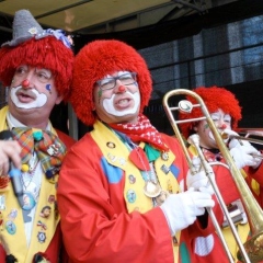 Schmutziger Donnerstag: Auftritt auf der Bühne des Südkuriers auf dem Fischmarkt.