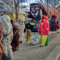 Schmutziger Donnerstag: Danach wartete man auf die Weiterfahrt mit dem Bus.