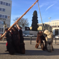 Schmutziger Donnerstag: Der Schneeschreck stellte den Narrenbaum vor dem Edeka.