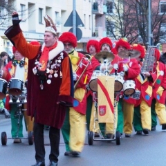 Narrenbaumstellen auf dem Gottmannplatz: Präsident Jürgen Stöß führte den Narrenbaum-Umzug an.