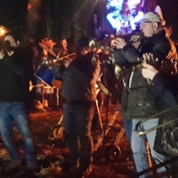 Schneeschreckerwachen in der Uni-Kurve: Zum Abschluß spielte die Clowngruppe.