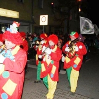 Narrenbaumstellen auf dem Gottmannplatz: Die Clowngruppe beim Umzug.